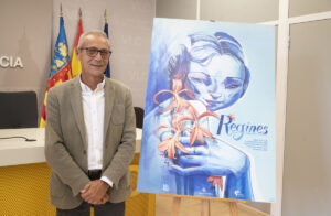 Santiago Ballester junto al cartel de la gala de Elección de Cortes de Honor